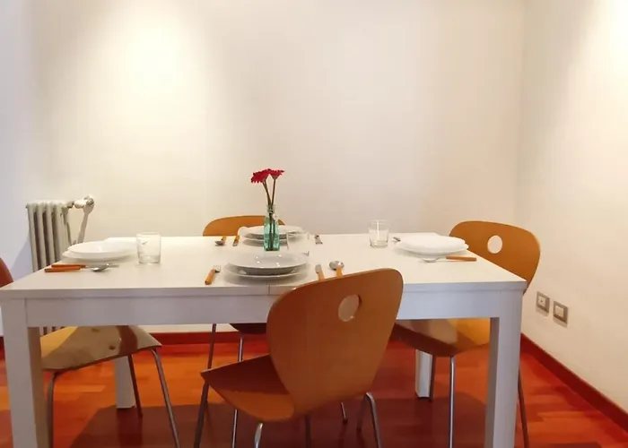 Leila's Two Double Bedroom Colosseo Apartment *